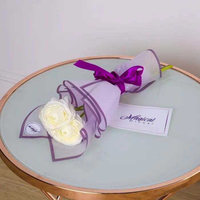 Букет из 3 белых ранункулюсов