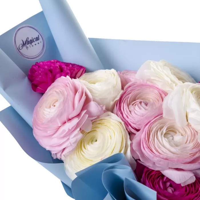 Букет из 11 разноцветных ранункулюсов