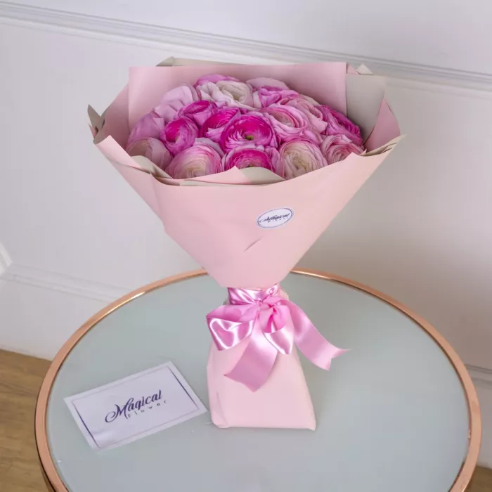 Букет из 21 розового ранункулюса