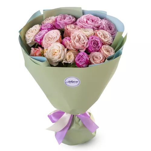 Яркий букет цветов из 11 разноцветных кустовых роз