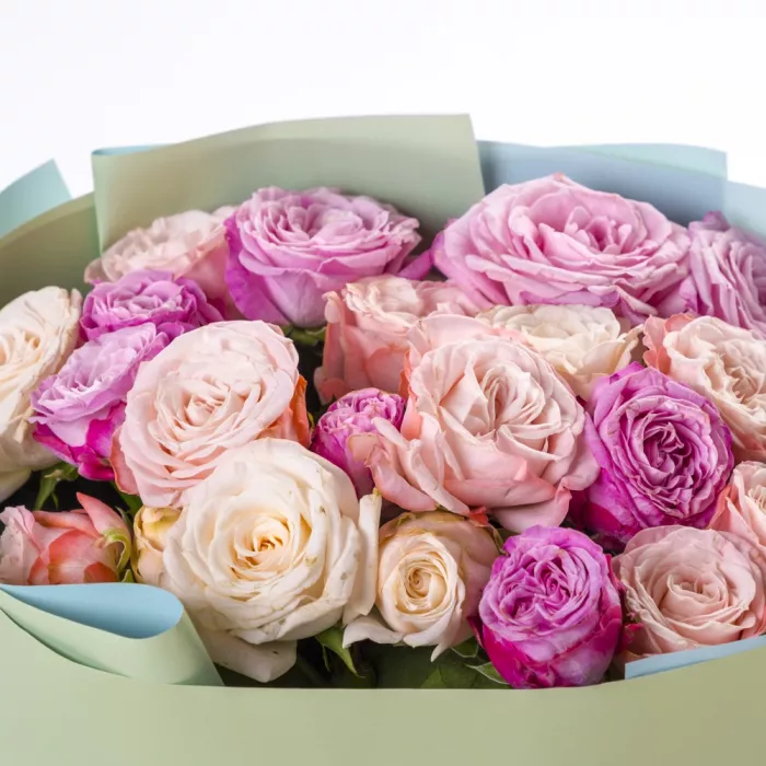 11 разноцветных кустовых роз