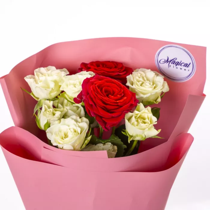 3 разноцветные кустовые розы