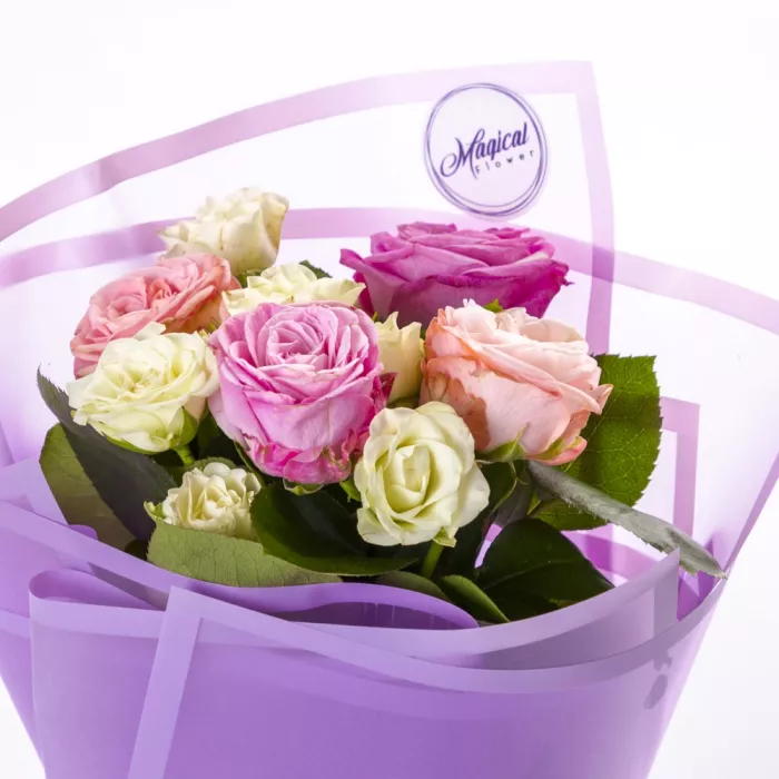 7 разноцветных кустовых роз