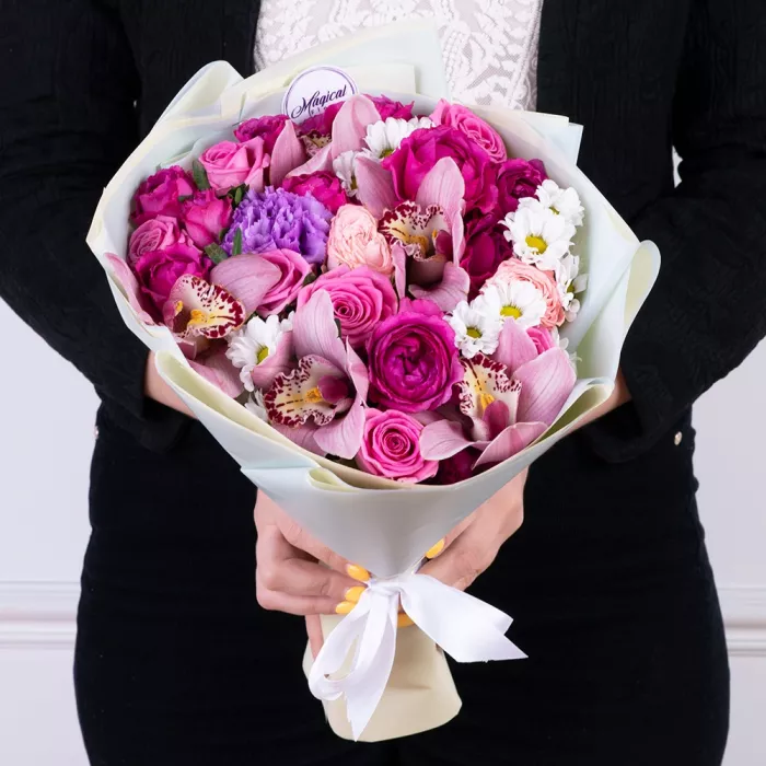 Букет из роз, сантини и орхидеи