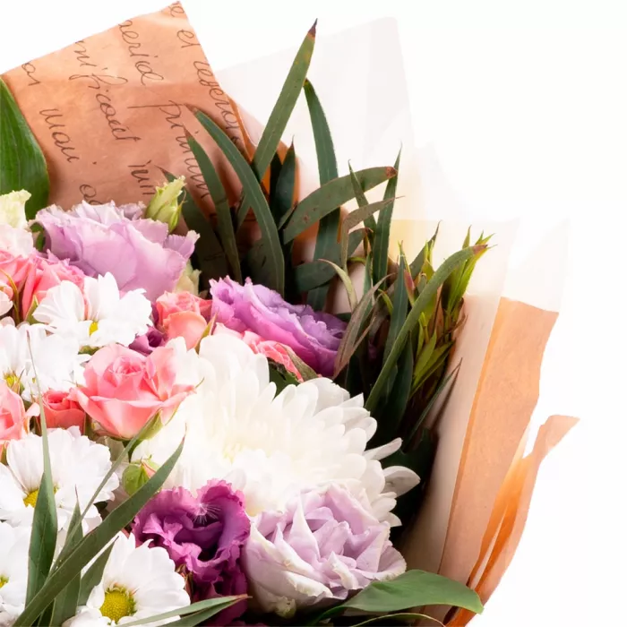 Букет из хризантем, кустовых роз и эустом