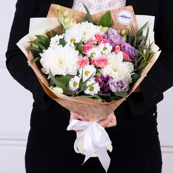 Букет из хризантем, кустовых роз и эустом