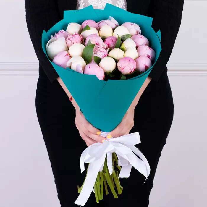 25 разноцветных пионов