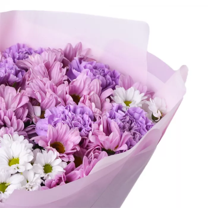 Букет из гвоздик и разноцветных хризантем