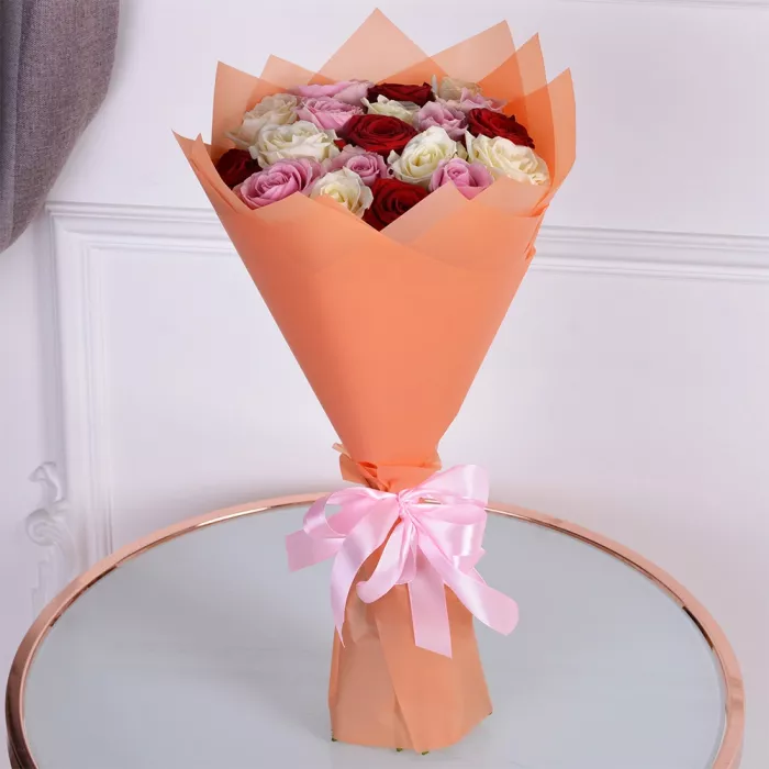 Букет из 19 разноцветных роз 50 см