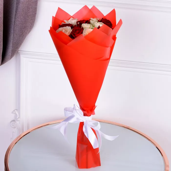 Букет из 11 красно-белых роз 50 см