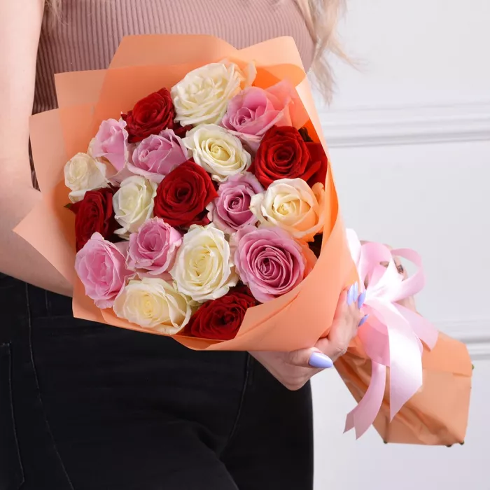 Букет из 19 разноцветных роз 50 см