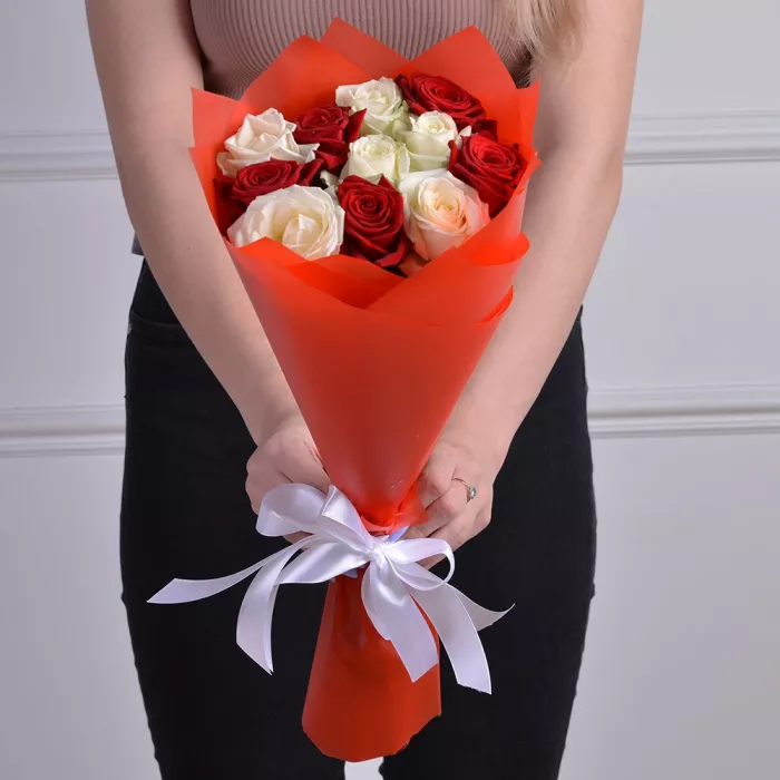 Букет из 11 красно-белых роз 50 см