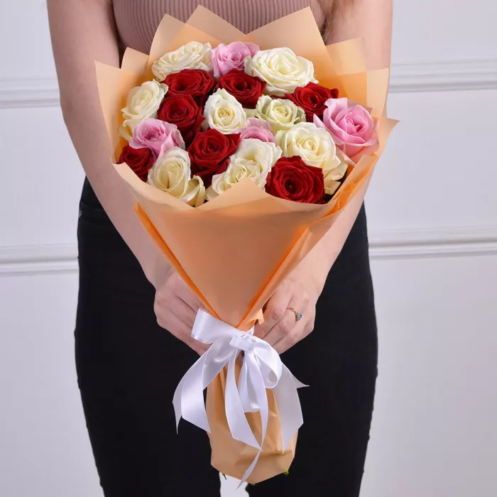 19 разноцветных роз 50 см