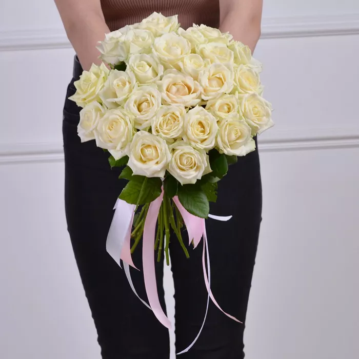 Букет из 25 белых роз 50 см