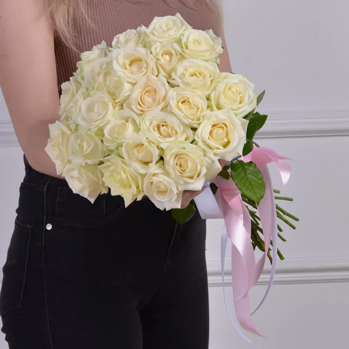 Букет из 25 белых роз 50 см