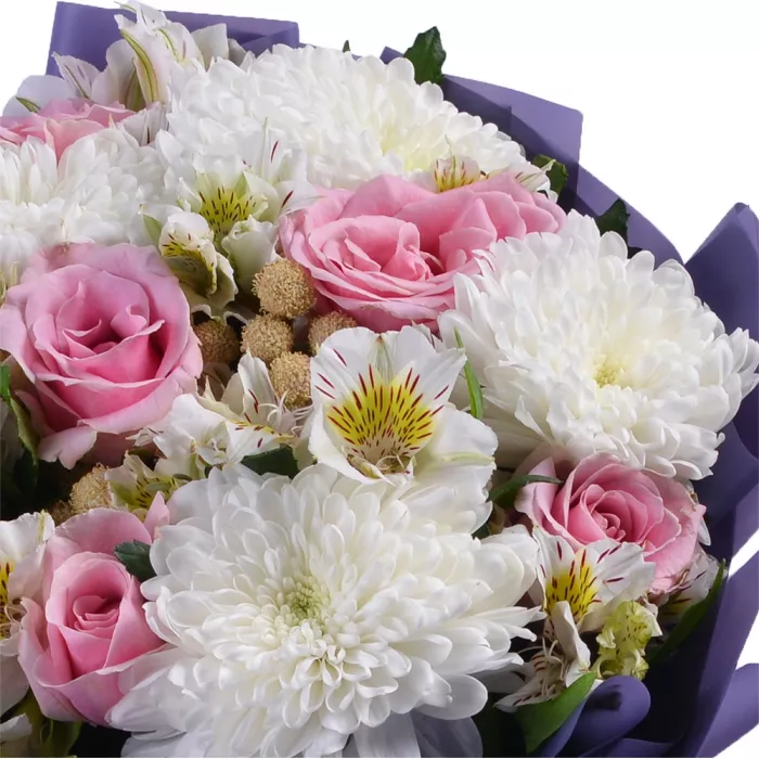 Букет из роз, хризантемы и сильвер брунии