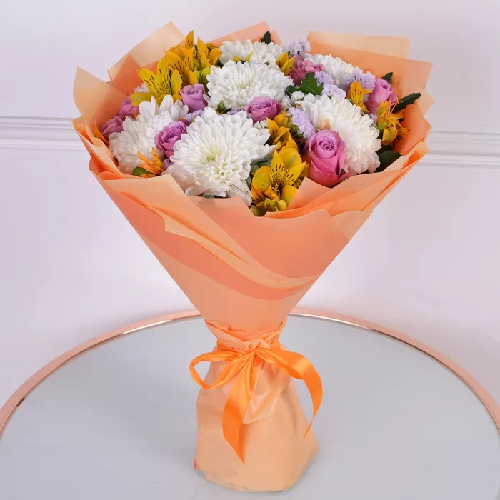 Букет из хризантемы, альстромерии и розы