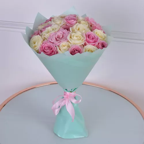 Роскошный букет из 25 белых и розовых роз 40 см