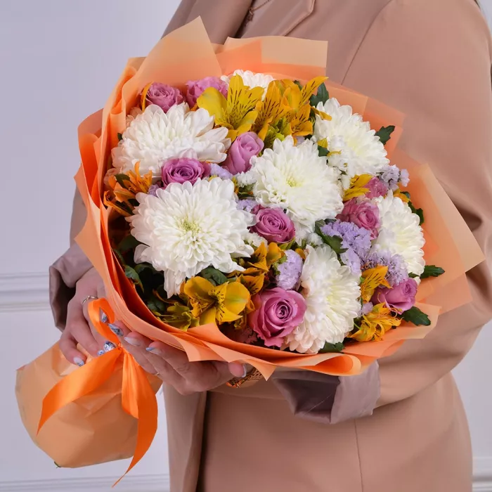 Букет из хризантемы, альстромерии и розы