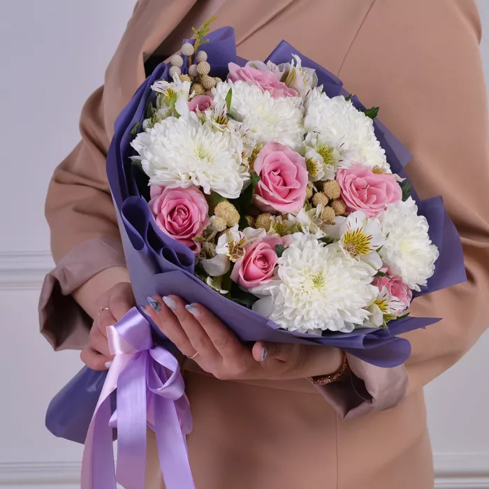 Букет из роз, хризантемы и сильвер брунии