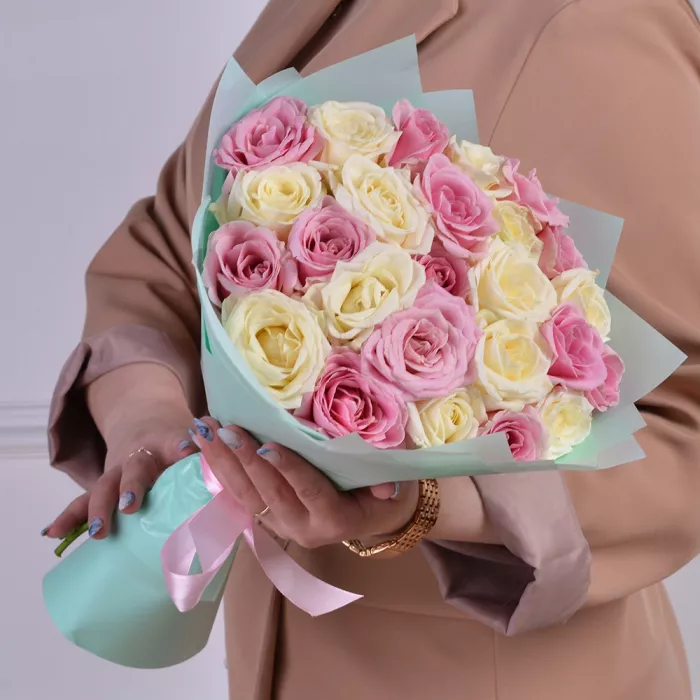 Букет из 25 белых и розовых роз 40 см