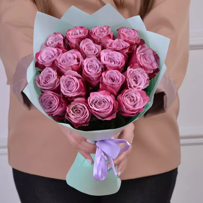 Букет из 19 сиреневых роз