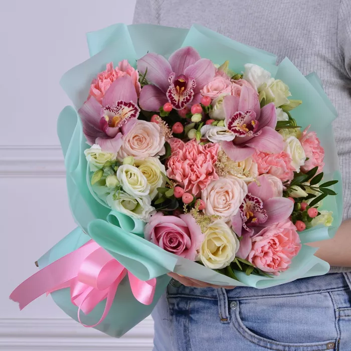 Букет из роз, орхидеи и гвоздики