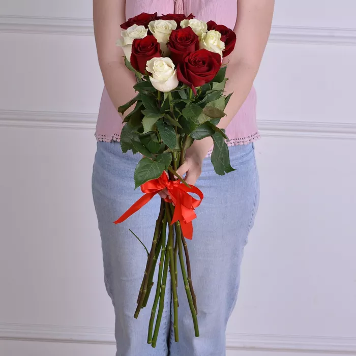 Букет из 11 разноцветных роз Эквадор 70 см