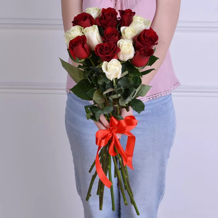 Букет из 15 разноцветных роз Эквадор 70 см