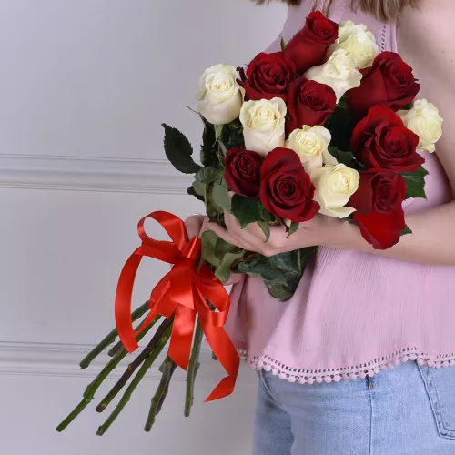 Букет из 15 разноцветных роз Эквадор 70 см