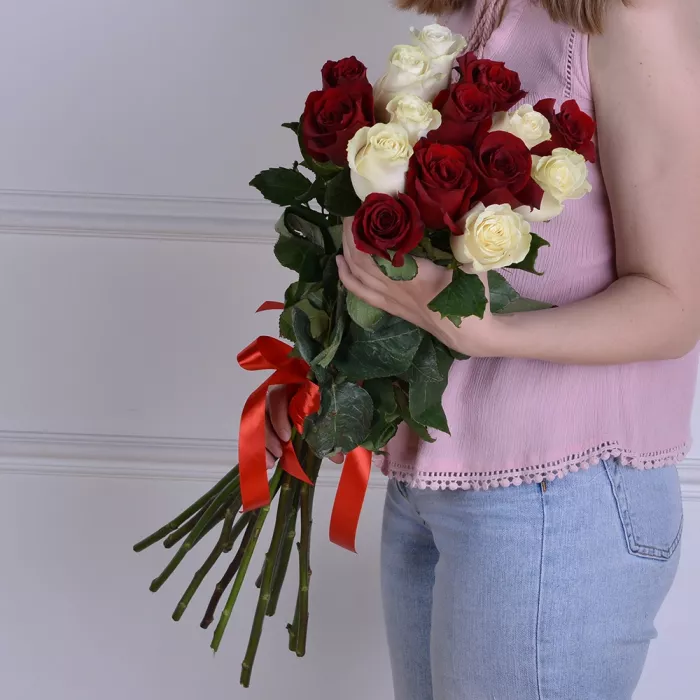 Букет из 15 разноцветных роз Эквадор 70 см