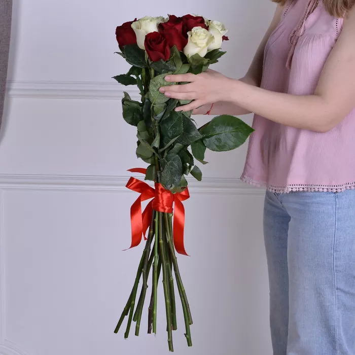 Букет из 15 разноцветных роз Эквадор 70 см