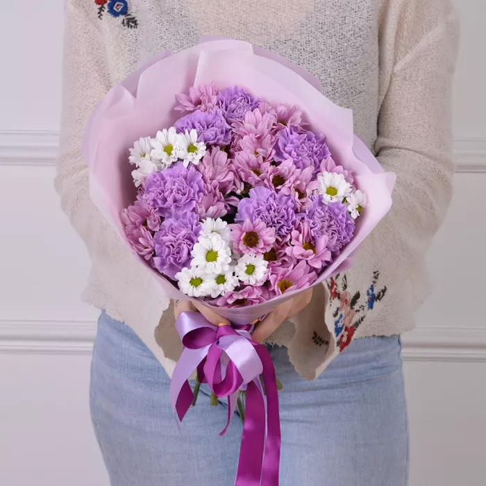 Букет из гвоздик и разноцветных хризантем