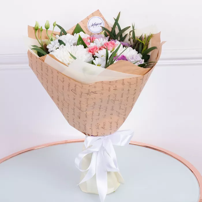 Букет из хризантем, кустовых роз и эустом