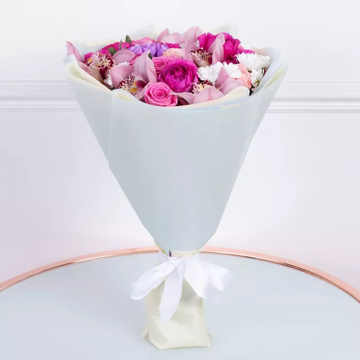 Букет из роз, сантини и орхидеи