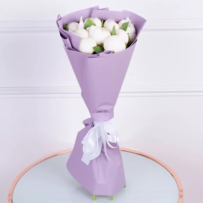 9 белых пионов