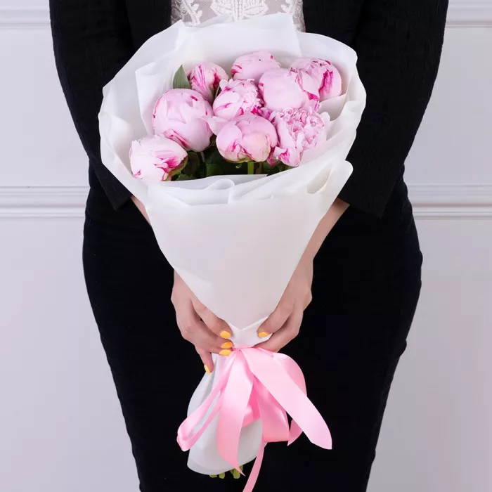 9 розовых пионов