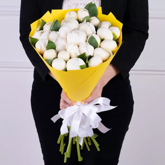 25 белых пионов в крафте