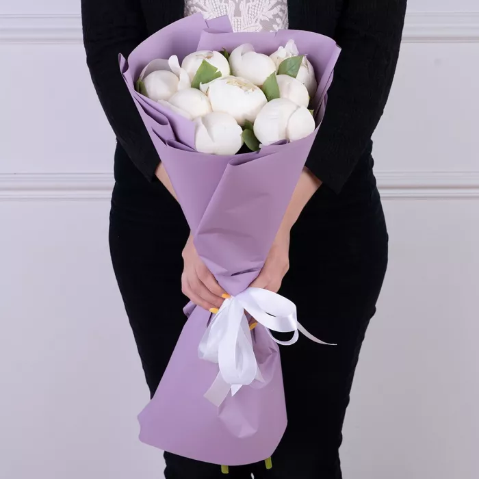 9 белых пионов