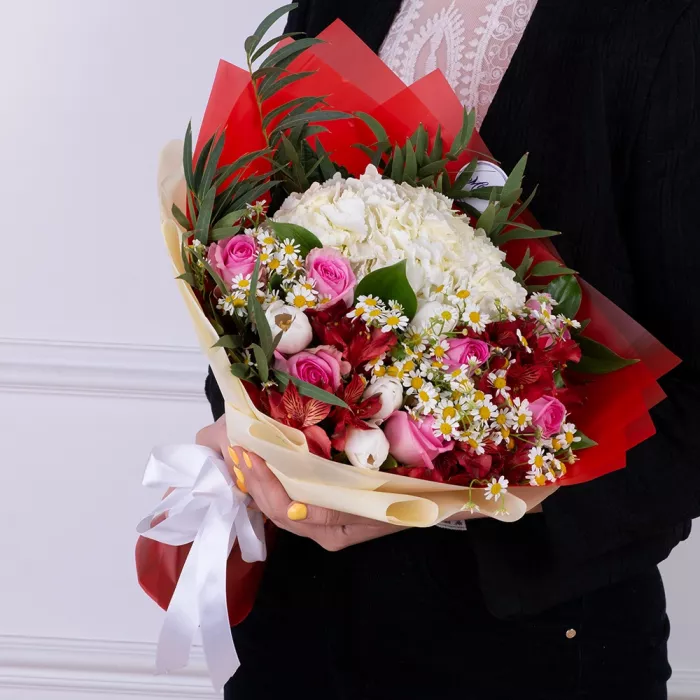 Букет из роз, гортензии и альстромерий