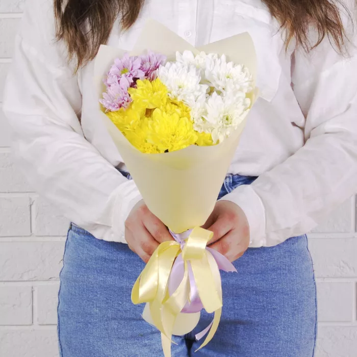 Букет из 3 разноцветных хризантемы