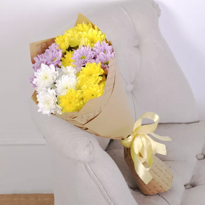 Букет из 5 разноцветных хризантем в крафте