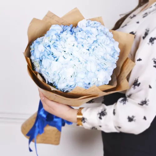 Букет из 3 голубых гортензий в крафте