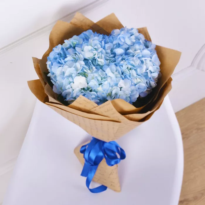 Букет из 3 голубых гортензий в крафте