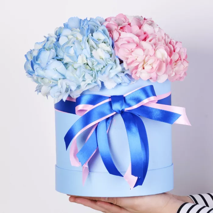 Шляпная коробка с букетом из 3 Гортензий