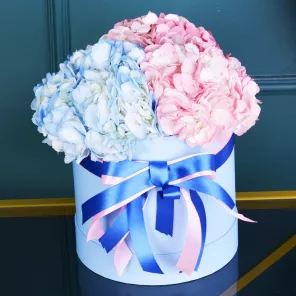 Шляпная коробка с букетом из 3 Гортензий