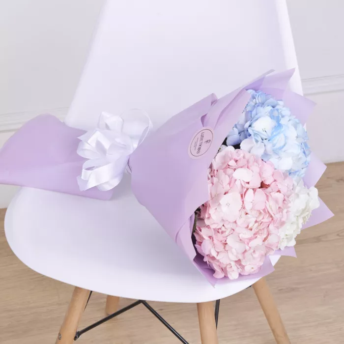 Букет из 3 разноцветных гортензий