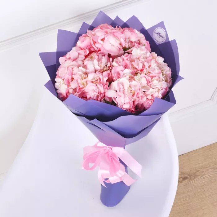 Букет из 3 розовых гортензий в пленке