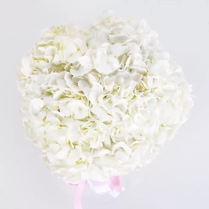 Шляпная коробка с букетом из 5 Гортензий