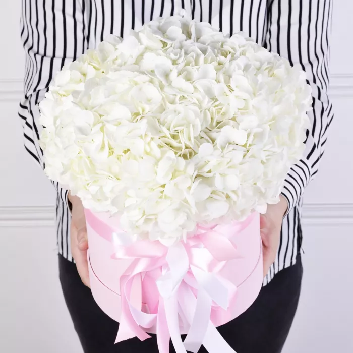 Шляпная коробка с букетом из 5 Гортензий